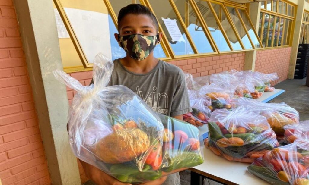 OVG distribui alimentos para jovens em situação de vulnerabilidade