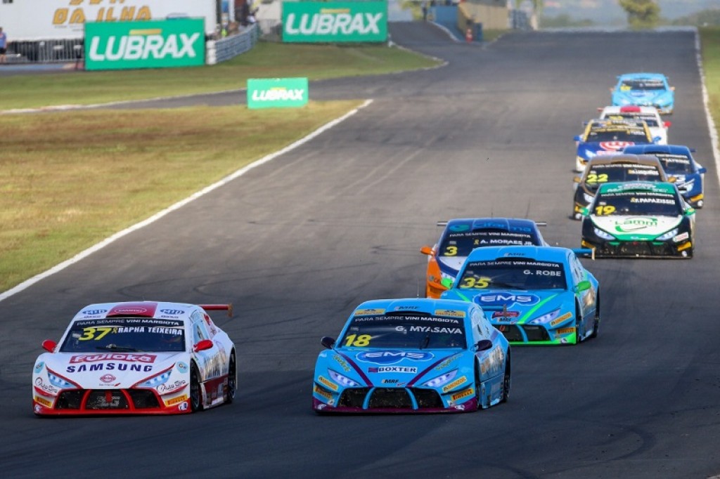 Raphael Teixeira lamenta toque na primeira volta e pede evolução do carro