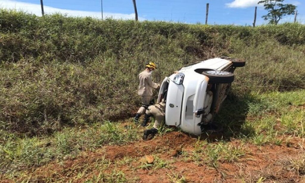 Motorista fica ferido após capotamento na GO-476