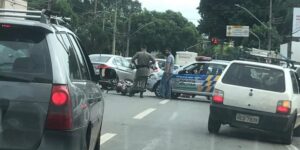 Motociclista fica ferido após colidir contra uma viatura da PM