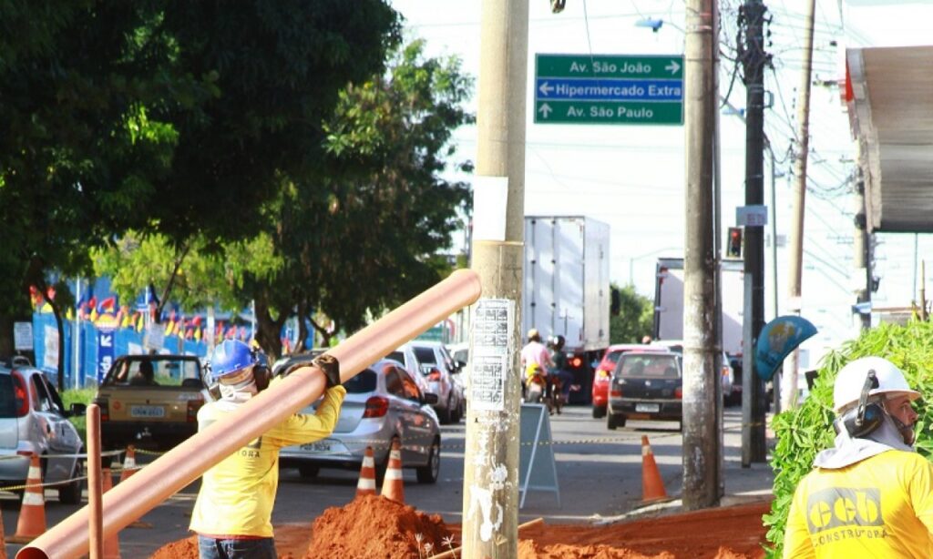 Seguem obras de implantação da rede de esgoto em Aparecida de Goiânia