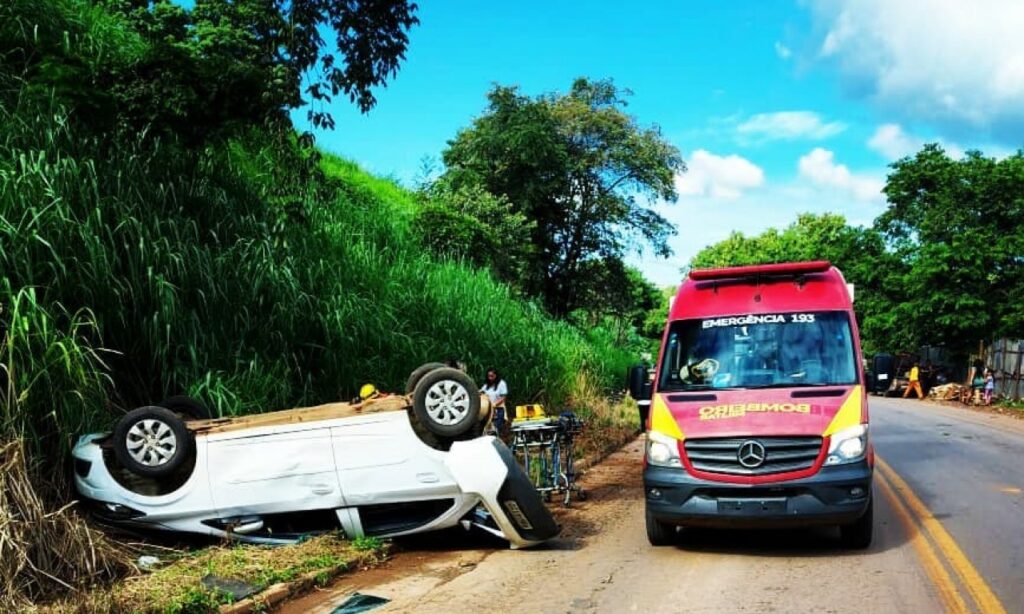 Carro capota após colidir com caminhão em Anápolis