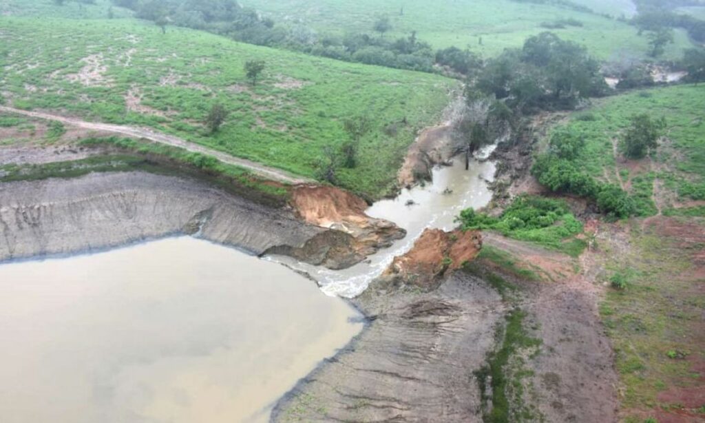 Famílias voltam para casa após rompimento de barragem na Bahia