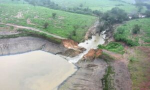 Famílias voltam para casa após rompimento de barragem na Bahia