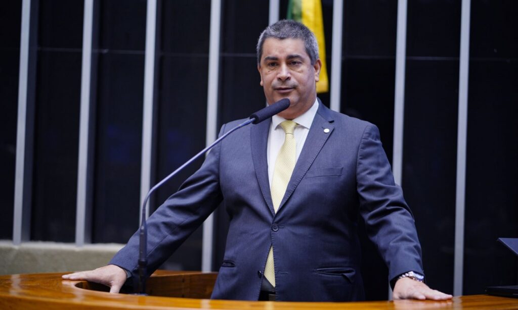 Deputado diz não se arrepender de arrancar cartaz sobre racismo