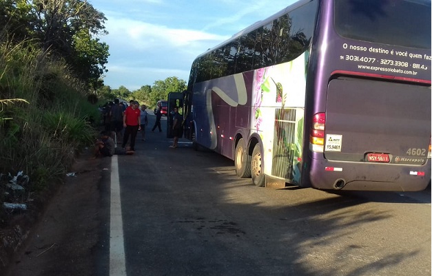 Ônibus de delagação de futebol se envolve em acidente na BR 153