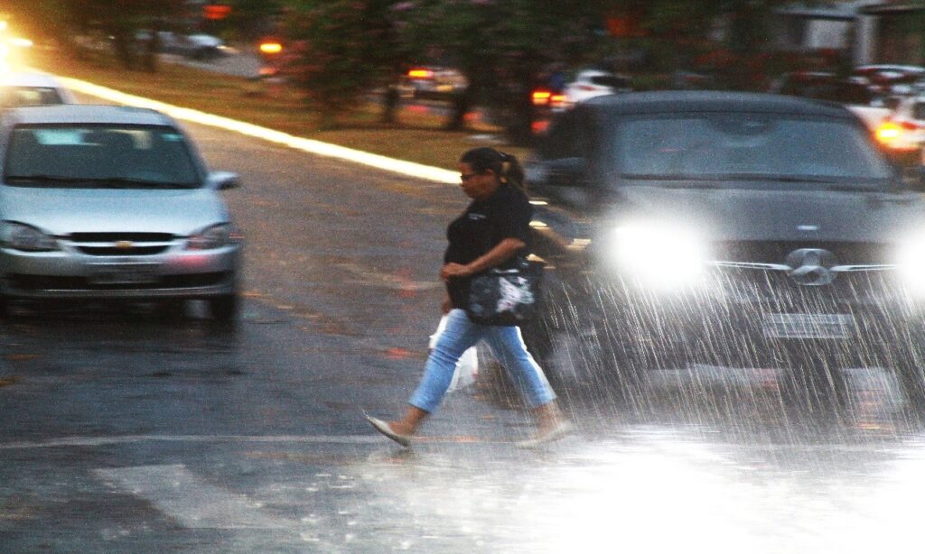 Primeiras pancadas de chuva são registradas em Goiânia nesta quarta-feira (25)