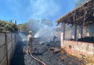 Incêndio em vegetação cerca casa no centro de Pirenópolis