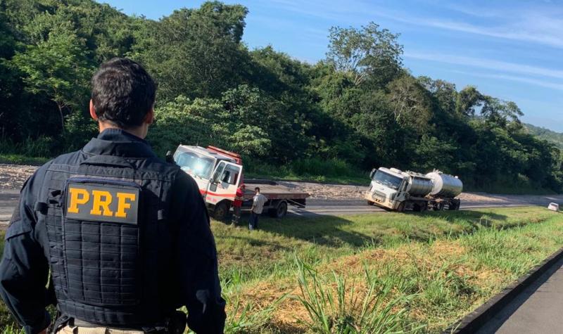 Caminhão derrama carga na pista e interdita a BR 153