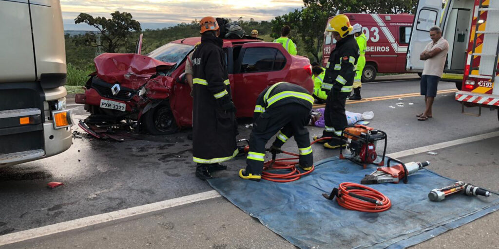 Bombeiros Militares de Luziânia resgatam vítimas de colisão na BR-040