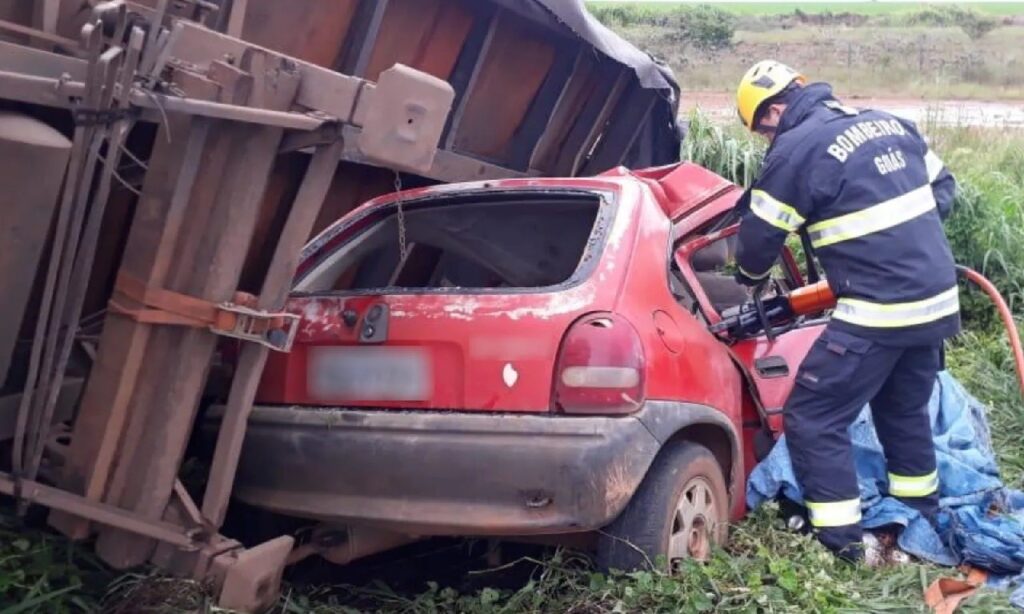 Acidente entre carreta e carro de passeio deixa três mortos em Mineiros