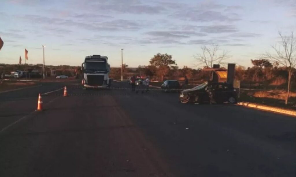 Duas pessoas morrem em acidente entre caminhão e carro na GO-536