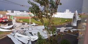 Forte chuva com granizo e ventania causa estragos no Estado