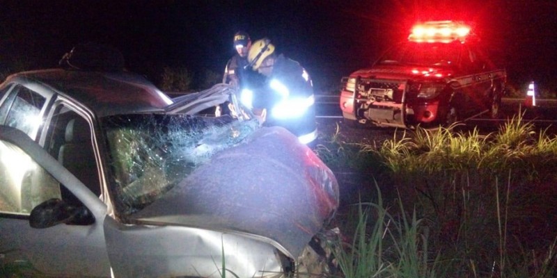 Uma pessoa morre e outras duas ficam feridas em acidente