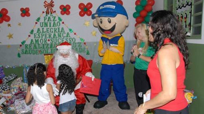 Crianças já recebem presentes do Papai Noel dos Correios