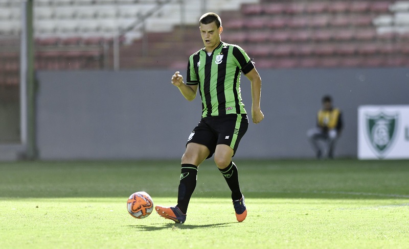 Vila Nova acerta com zagueiro Diego Jussani