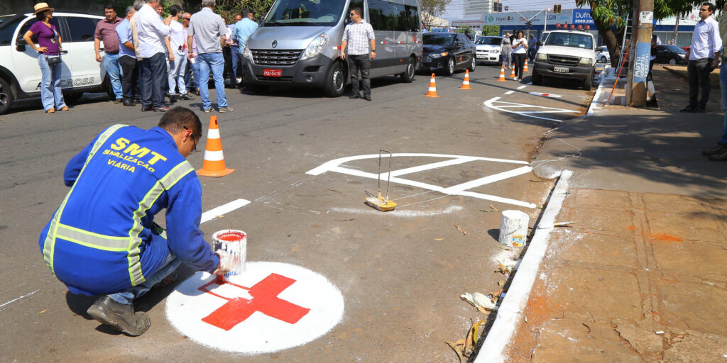 SMT implanta e reforça sinalização de trânsito de Goiânia