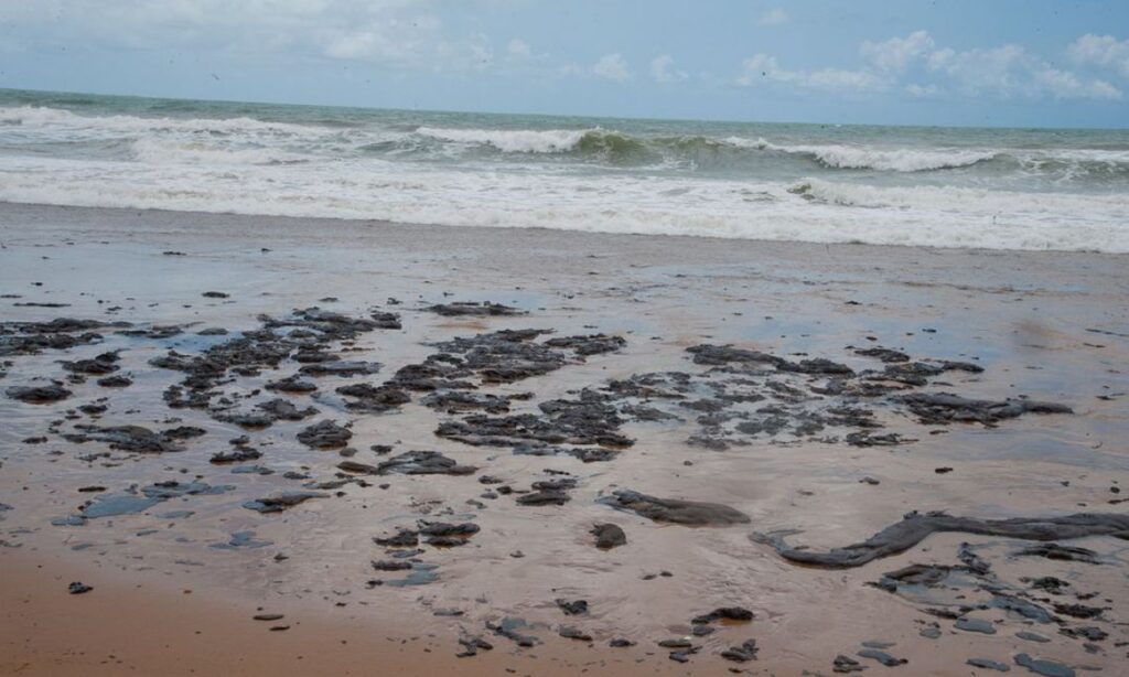 Marinha muda do Rio para Brasília grupo que monitora manchas de óleo