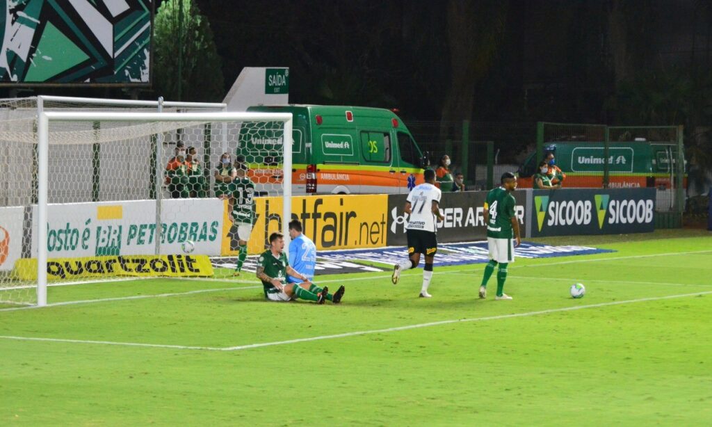 Goiás sofre gol no fim e perde para o Corinthians