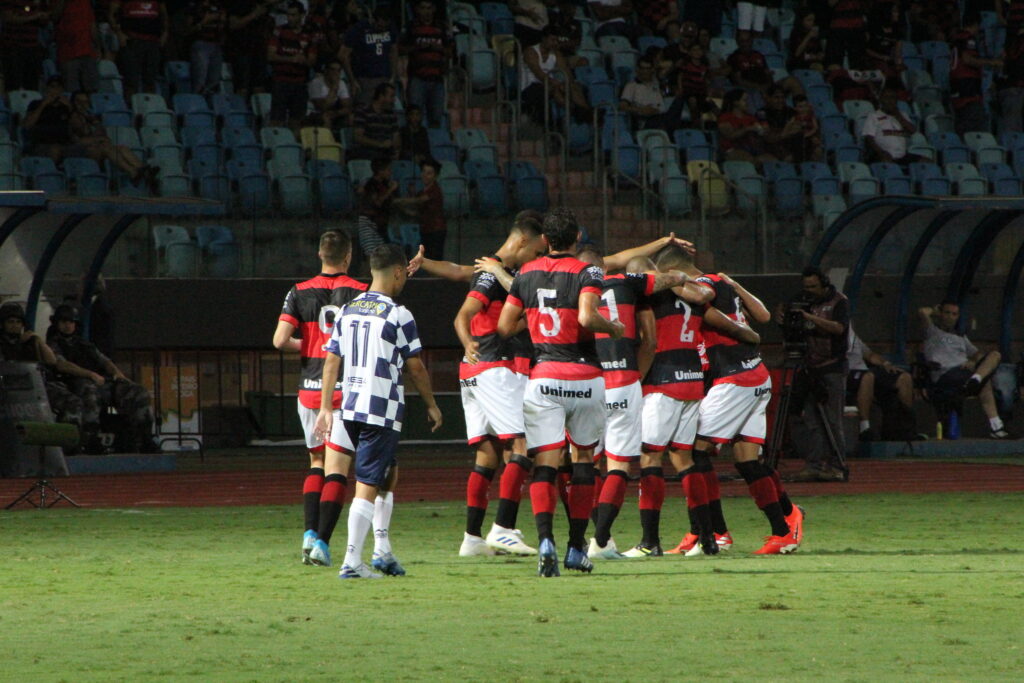 Reunião pode confirmar retorno da torcida aos estádios nesta semana