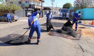 Seinfra faz manutenção asfáltica em 12 bairros de Goiânia hoje