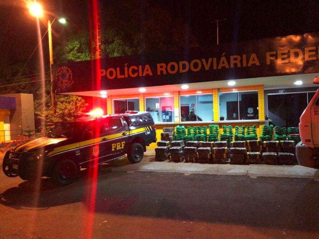 Caminhoneiro é preso com mais de duas toneladas de droga em Jataí