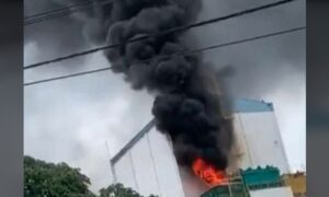 Fábrica pega fogo e gera muita fumaça no Jardim Novo Mundo