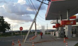 Caminhoneiro foge após bater em poste de energia no Residencial Solar Central Park