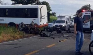 Técnico de enfermagem morre após ter carro atingido por ônibus