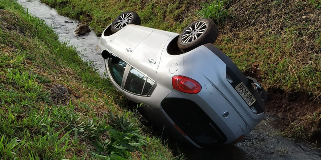 Motorista fica ferido após cair com o carro que dirigia em córrego