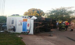 Grave acidente entre ônibus do transporte coletivo e caminhão deixa uma pessoa morta