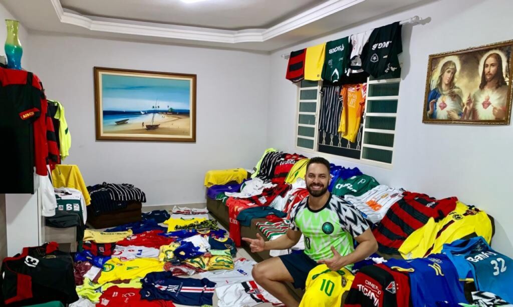 Goiano doa mais de 200 camisetas de futebol em Moçambique