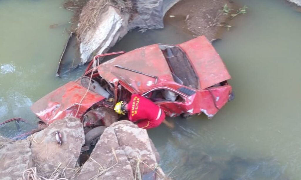 Motorista morre após carro cair de ponte de 8 metros na BR-080