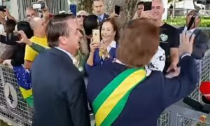 Bolsonaro faz piada com PIB e leva humorista fantasiado de presidente para coletiva