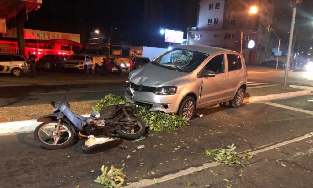 Mulher fica ferida após acidente entre moto e carro