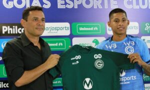 Atacante Kevin Quevedo é oficialmente apresentado