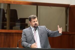 Deputado costura com DC e pode representar extrema-direita na disputa pelo Senado