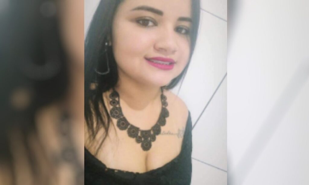 Jovem morre após bater moto contra carreta quando estava a caminho do trabalho