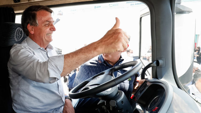 Caminhoneiros protestam em rodovias de três estados do país