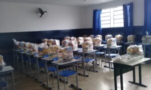 Governo de Goiás volta a distribuir kits alimentação para alunos da rede estadual