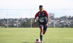 Vila Nova acerta contratação de meio-campista ex-Atlético Goianiense