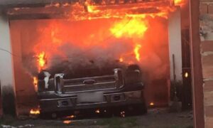 Caminhonete fica destruída após pegar fogo em Goiânia