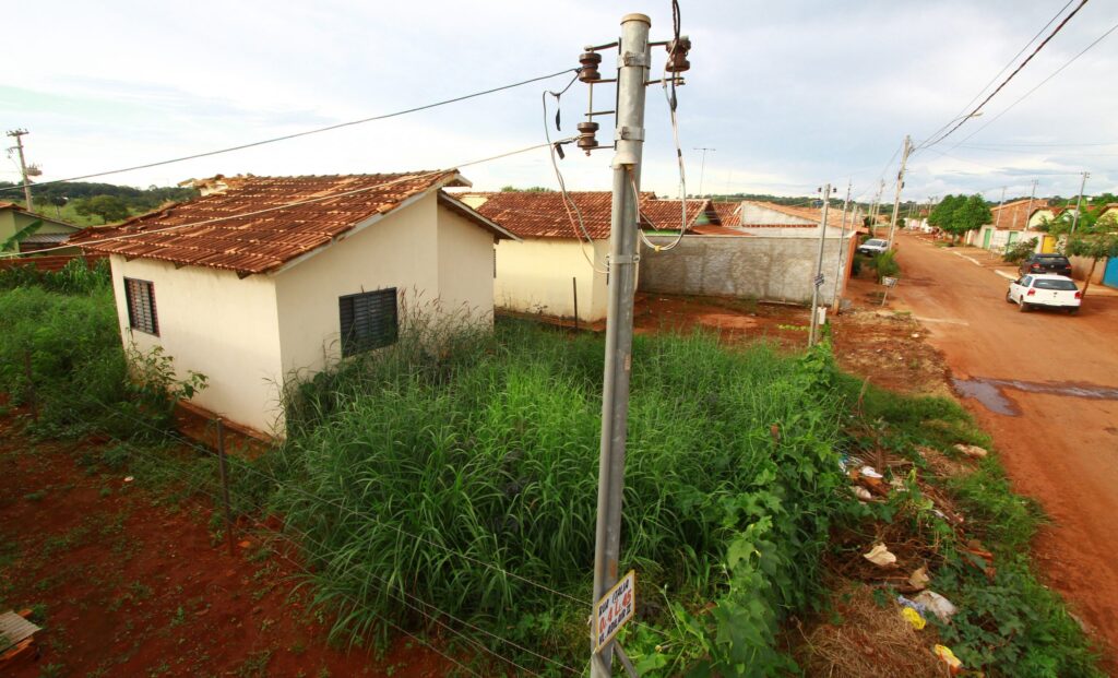 Moradores abandonam casas populares