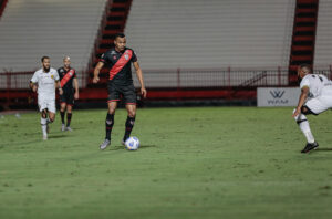 Marlon Freitas pede "rápida adaptação" para jogar de manhã contra o Juventude