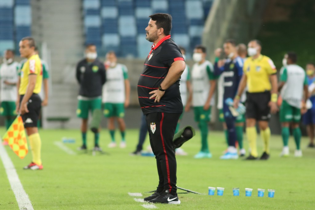 Eduardo Barroca se diz "preocupado" com arbitragem e fala sobre a própria expulsão