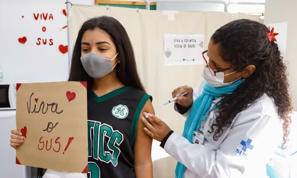 Mais de 1 milhão de adolescentes já foram vacinados contra a Covid-19 no Brasil