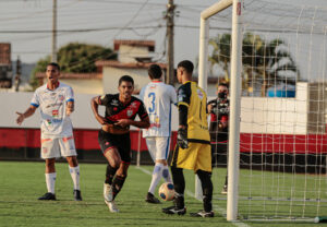 Kevin comemora gol da vitória do Atlético-GO na estreia do Goianão Sub-20