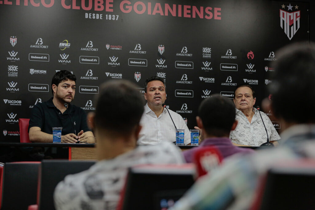 Adson Batista diz que Atlético-GO não tem "dinheiro sobrando"