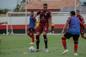 Marlon Freitas participa de jogo-treino e está próximo de retornar após lesão