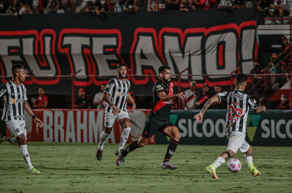 Atlético-GO passa “ileso” contra Atlético-MG